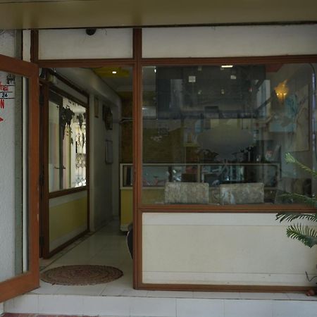 Hotel Krishna อาเมดาบัด ภายนอก รูปภาพ