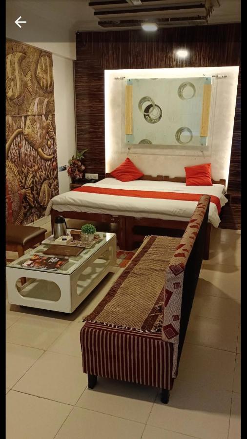 Hotel Krishna อาเมดาบัด ภายนอก รูปภาพ