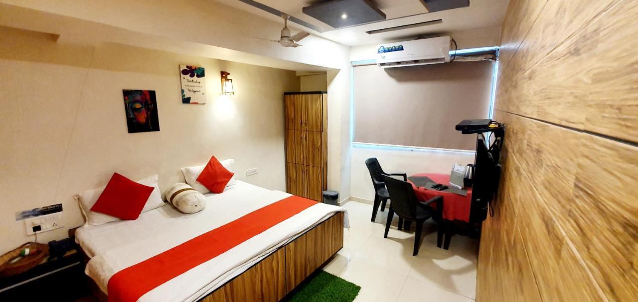 Hotel Krishna อาเมดาบัด ภายนอก รูปภาพ