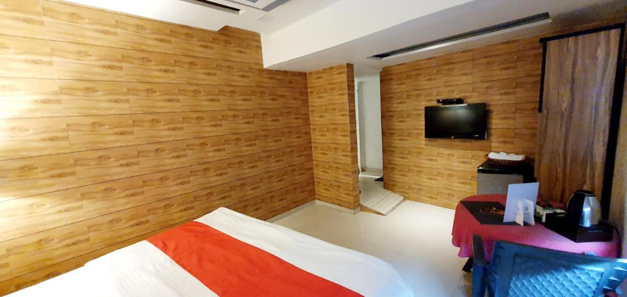 Hotel Krishna อาเมดาบัด ภายนอก รูปภาพ