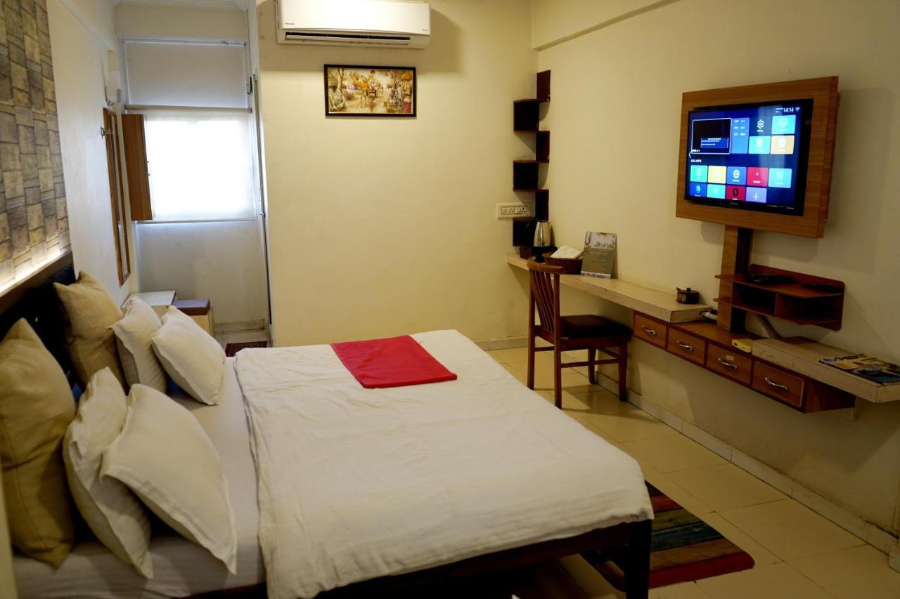 Hotel Krishna อาเมดาบัด ภายนอก รูปภาพ