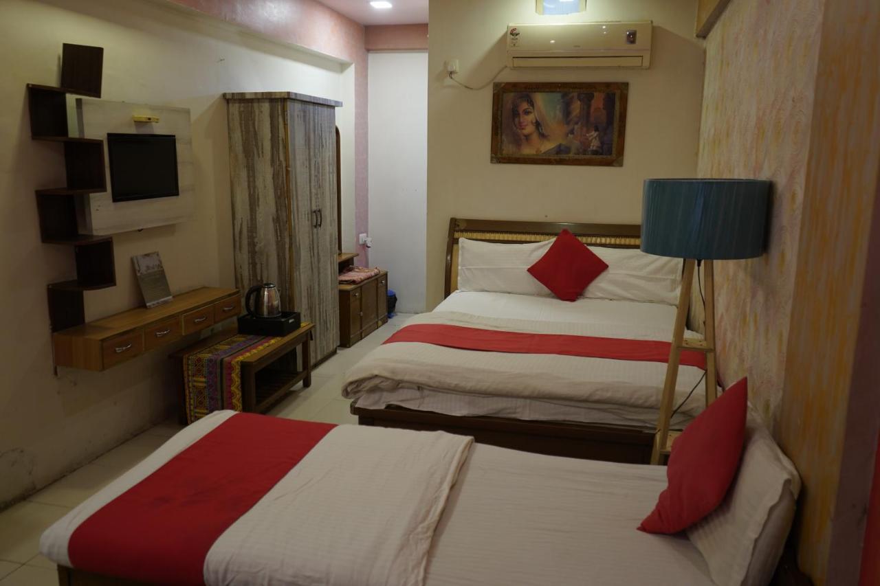 Hotel Krishna อาเมดาบัด ภายนอก รูปภาพ