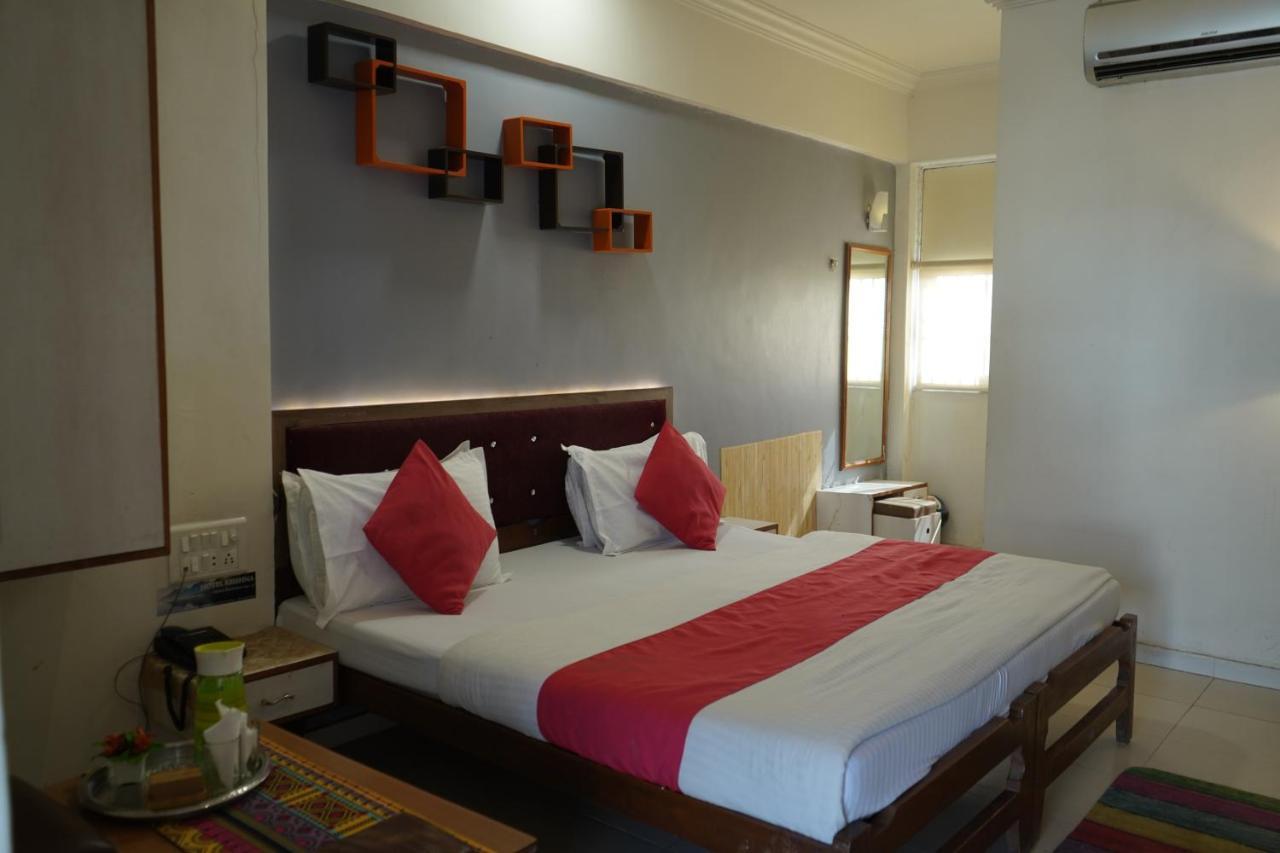 Hotel Krishna อาเมดาบัด ภายนอก รูปภาพ