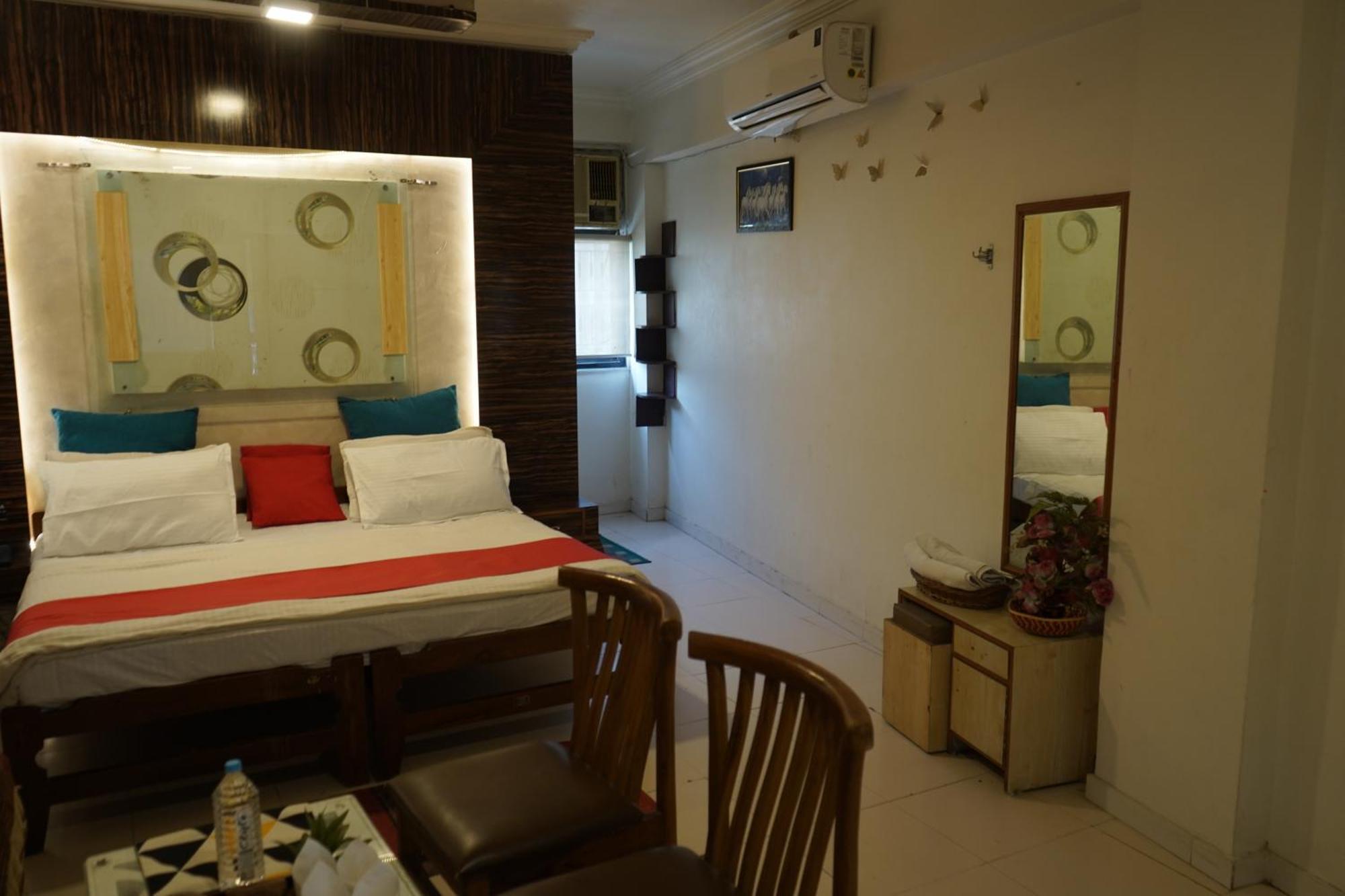 Hotel Krishna อาเมดาบัด ภายนอก รูปภาพ