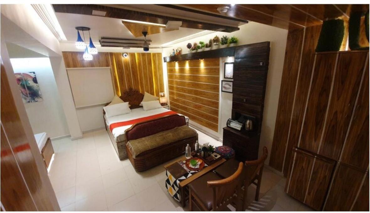 Hotel Krishna อาเมดาบัด ภายนอก รูปภาพ