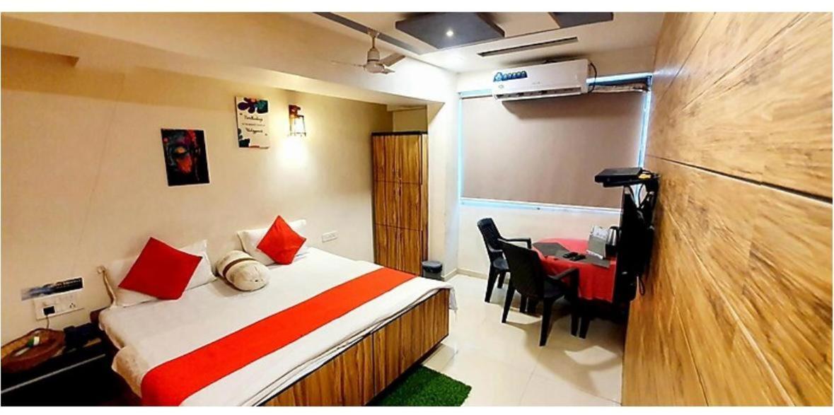 Hotel Krishna อาเมดาบัด ภายนอก รูปภาพ