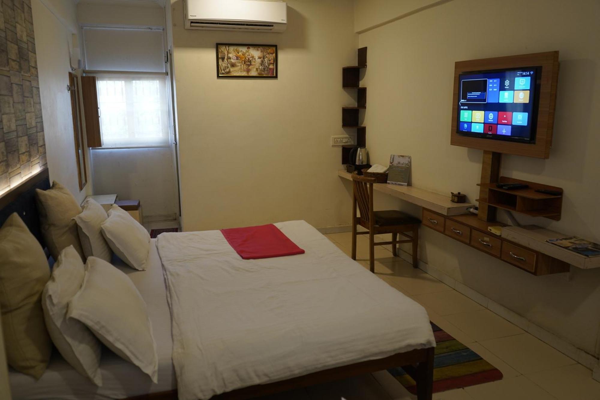 Hotel Krishna อาเมดาบัด ภายนอก รูปภาพ