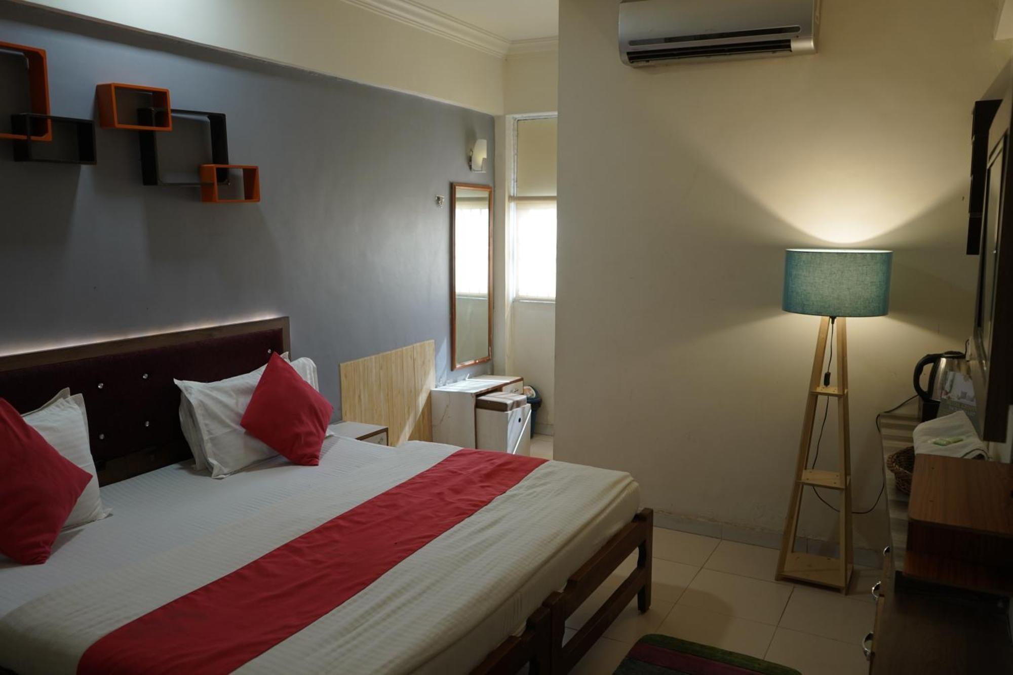 Hotel Krishna อาเมดาบัด ภายนอก รูปภาพ