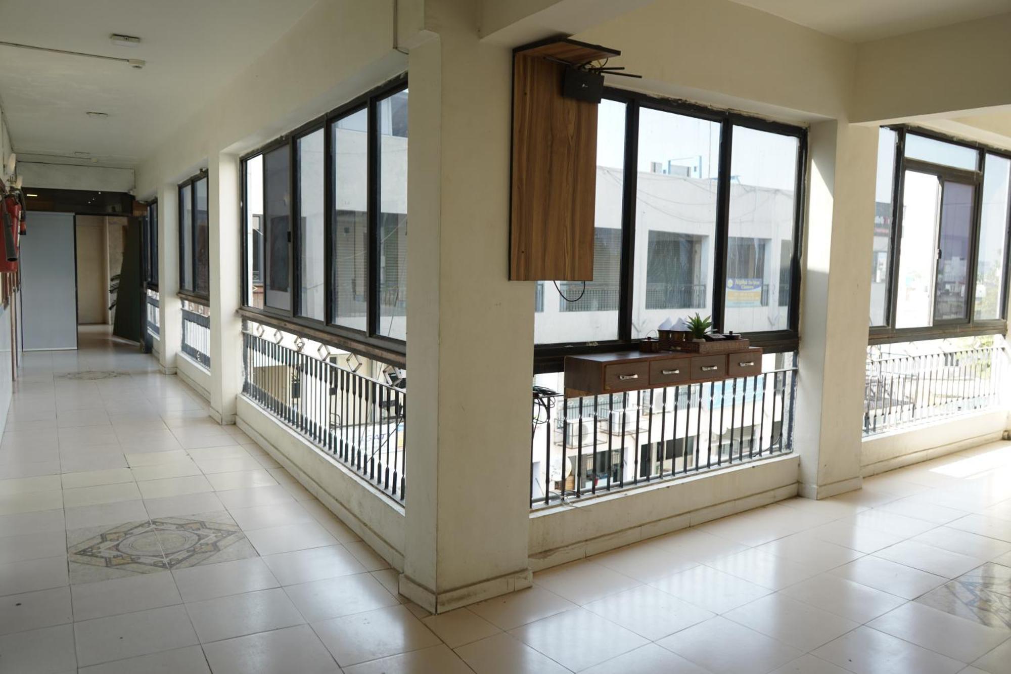 Hotel Krishna อาเมดาบัด ภายนอก รูปภาพ
