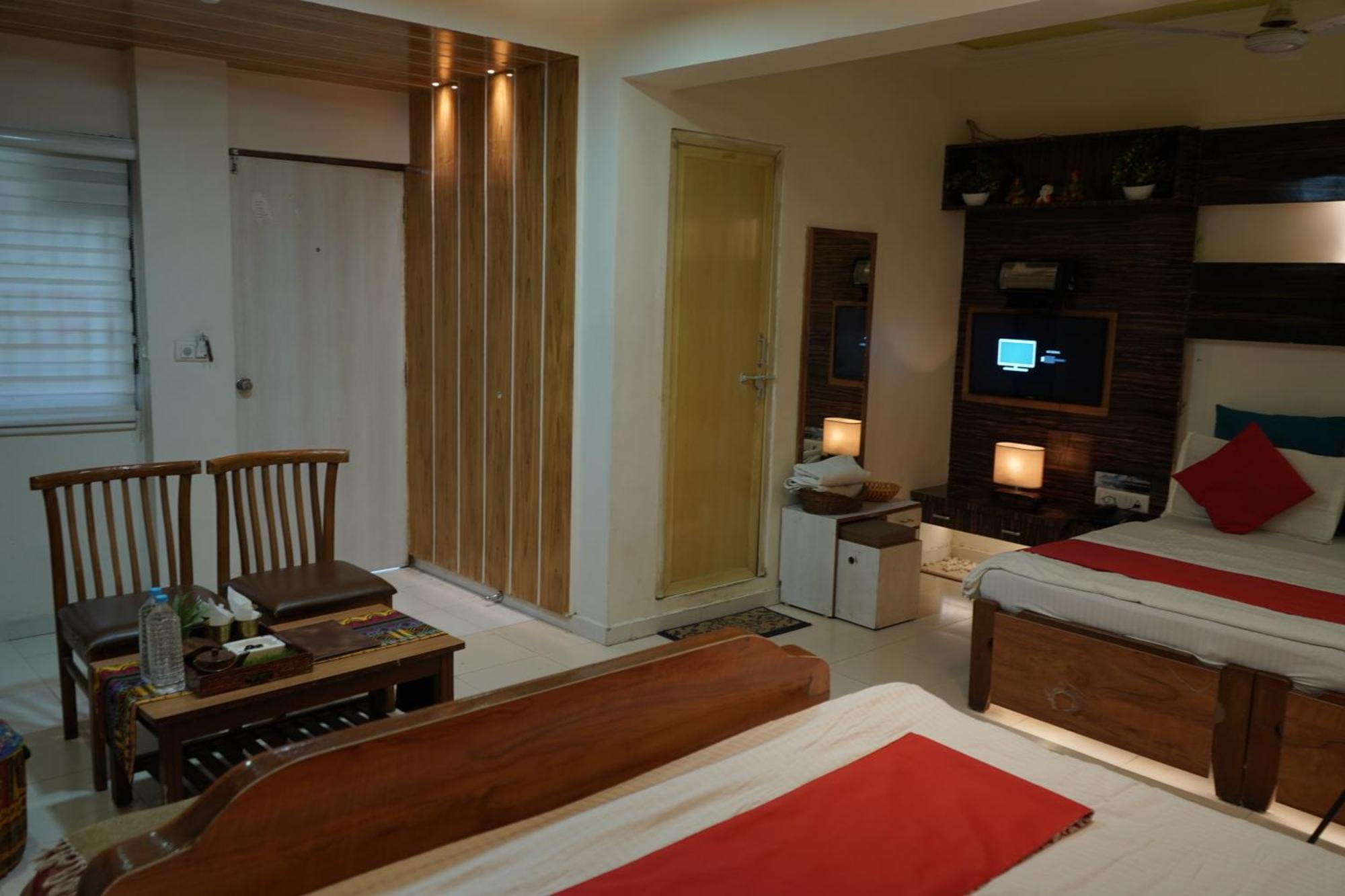 Hotel Krishna อาเมดาบัด ภายนอก รูปภาพ