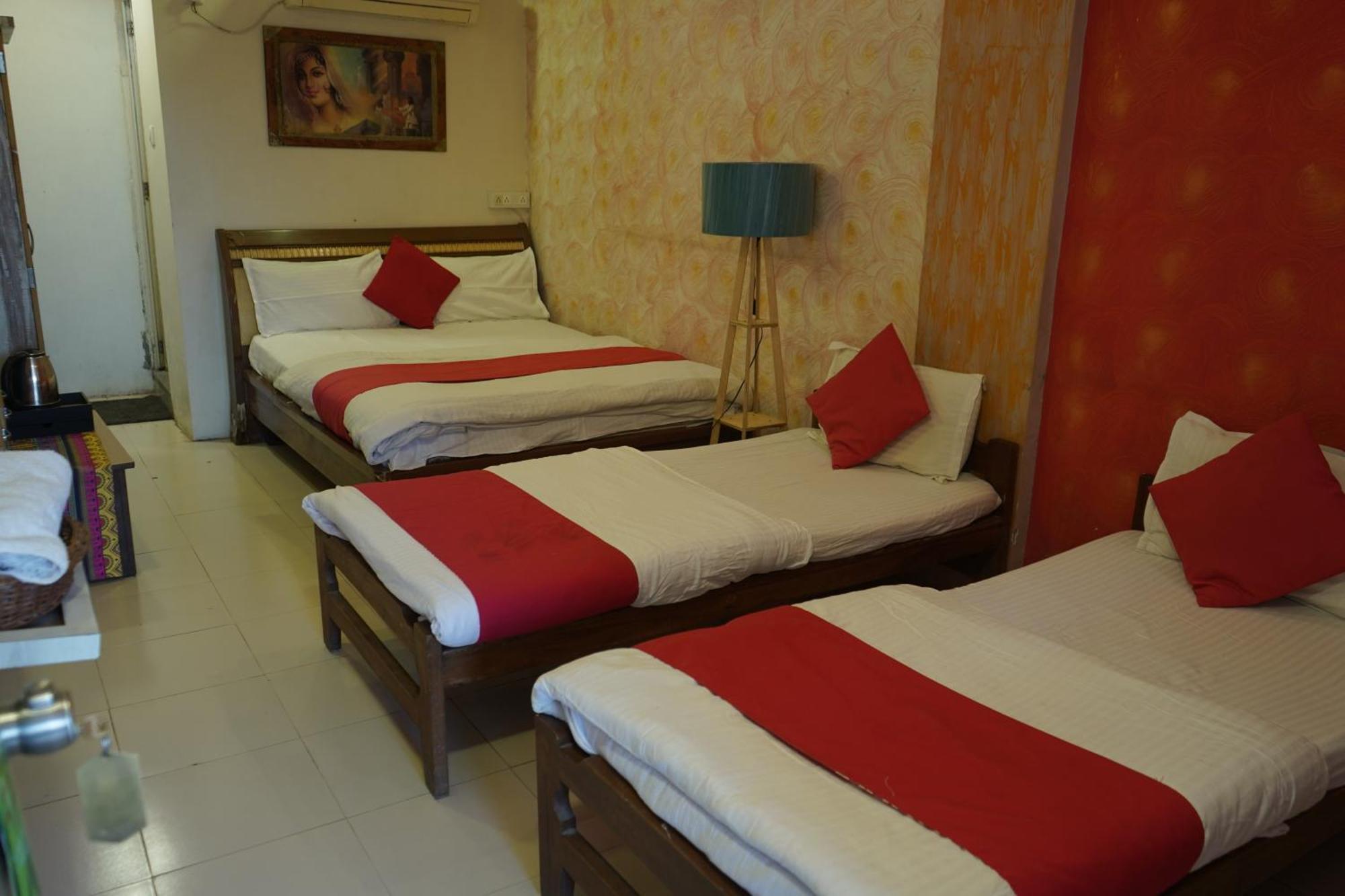 Hotel Krishna อาเมดาบัด ภายนอก รูปภาพ