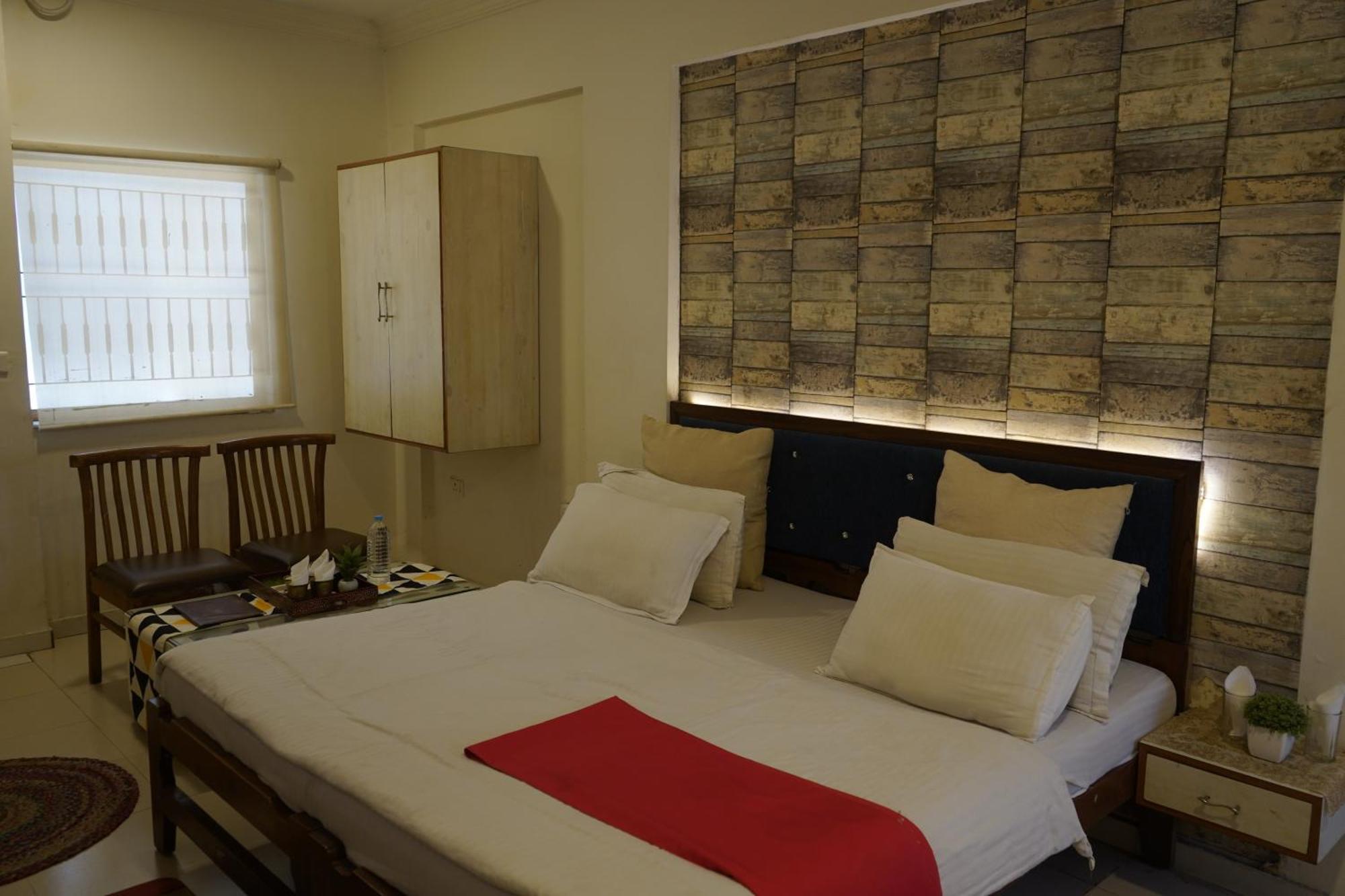 Hotel Krishna อาเมดาบัด ภายนอก รูปภาพ
