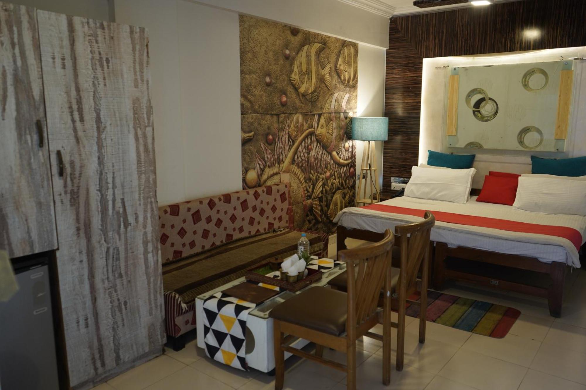 Hotel Krishna อาเมดาบัด ภายนอก รูปภาพ