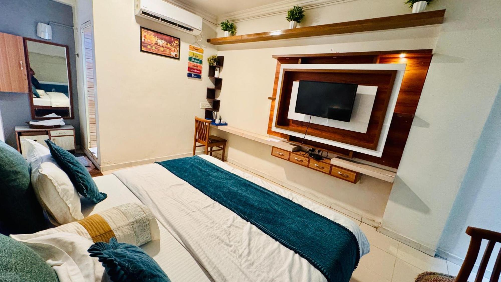 Hotel Krishna อาเมดาบัด ภายนอก รูปภาพ