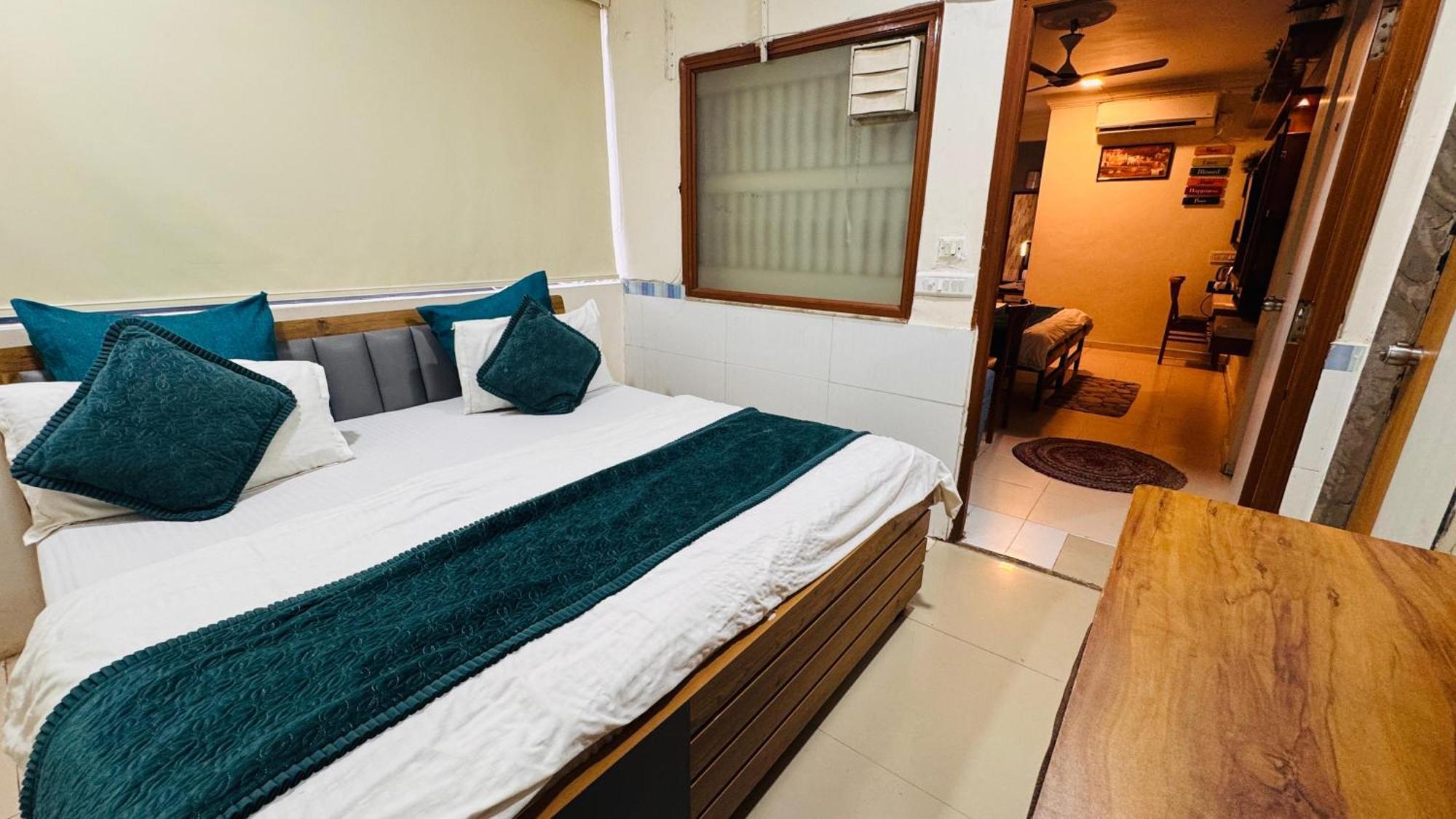 Hotel Krishna อาเมดาบัด ภายนอก รูปภาพ