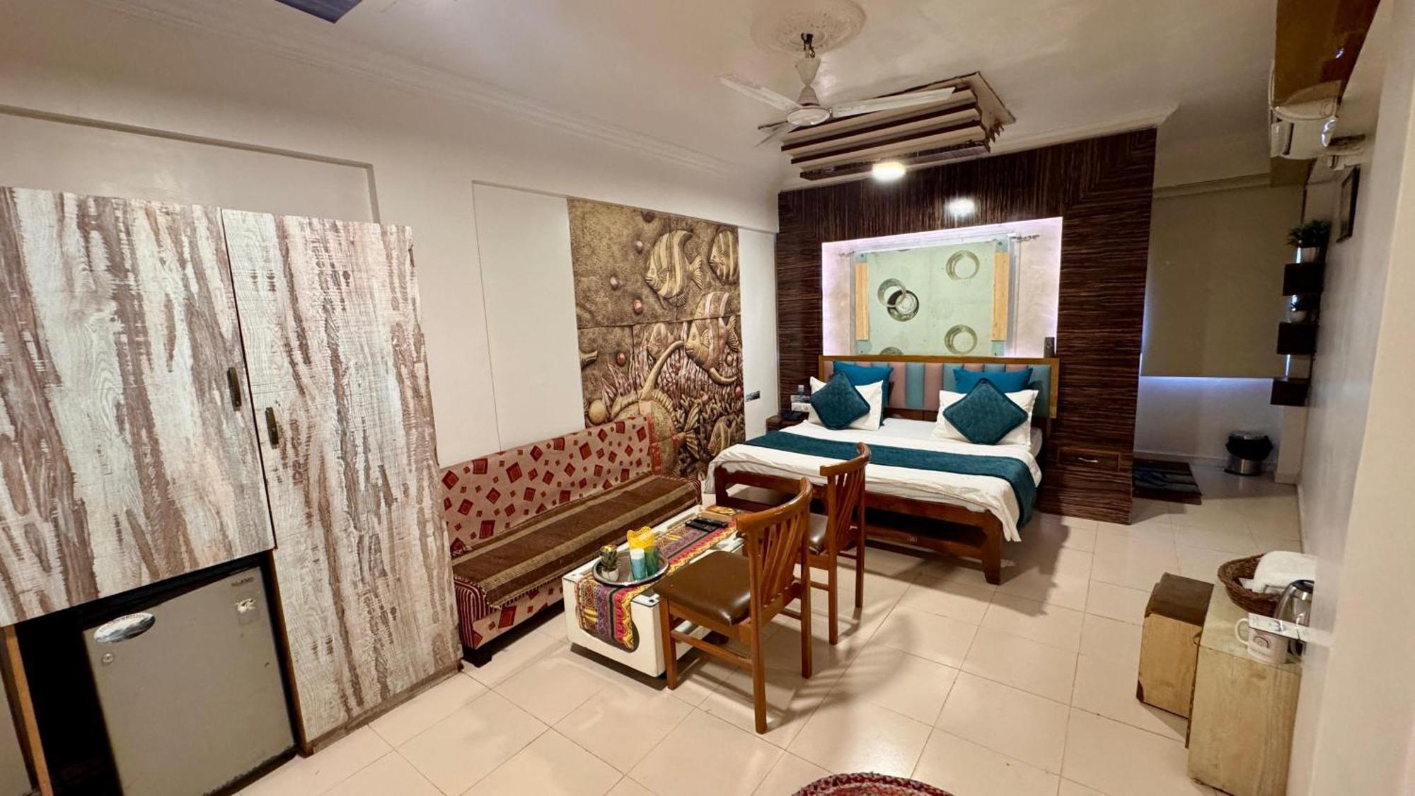 Hotel Krishna อาเมดาบัด ภายนอก รูปภาพ