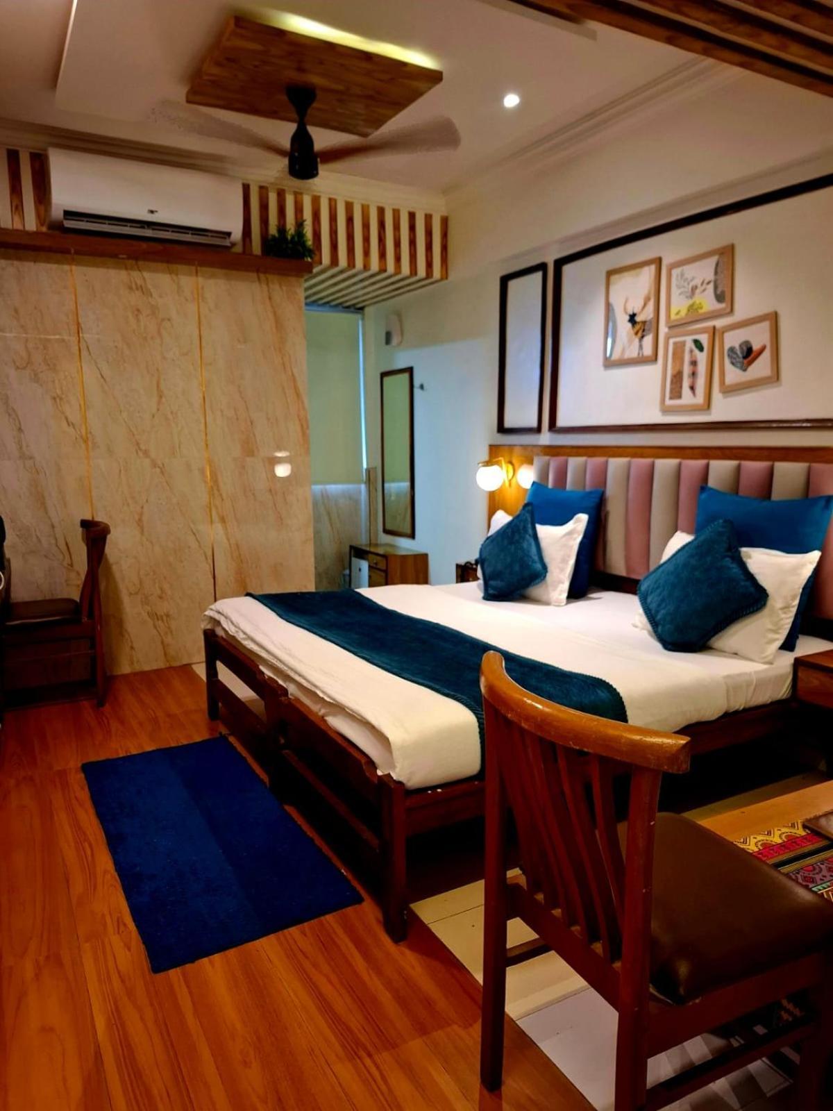 Hotel Krishna อาเมดาบัด ภายนอก รูปภาพ