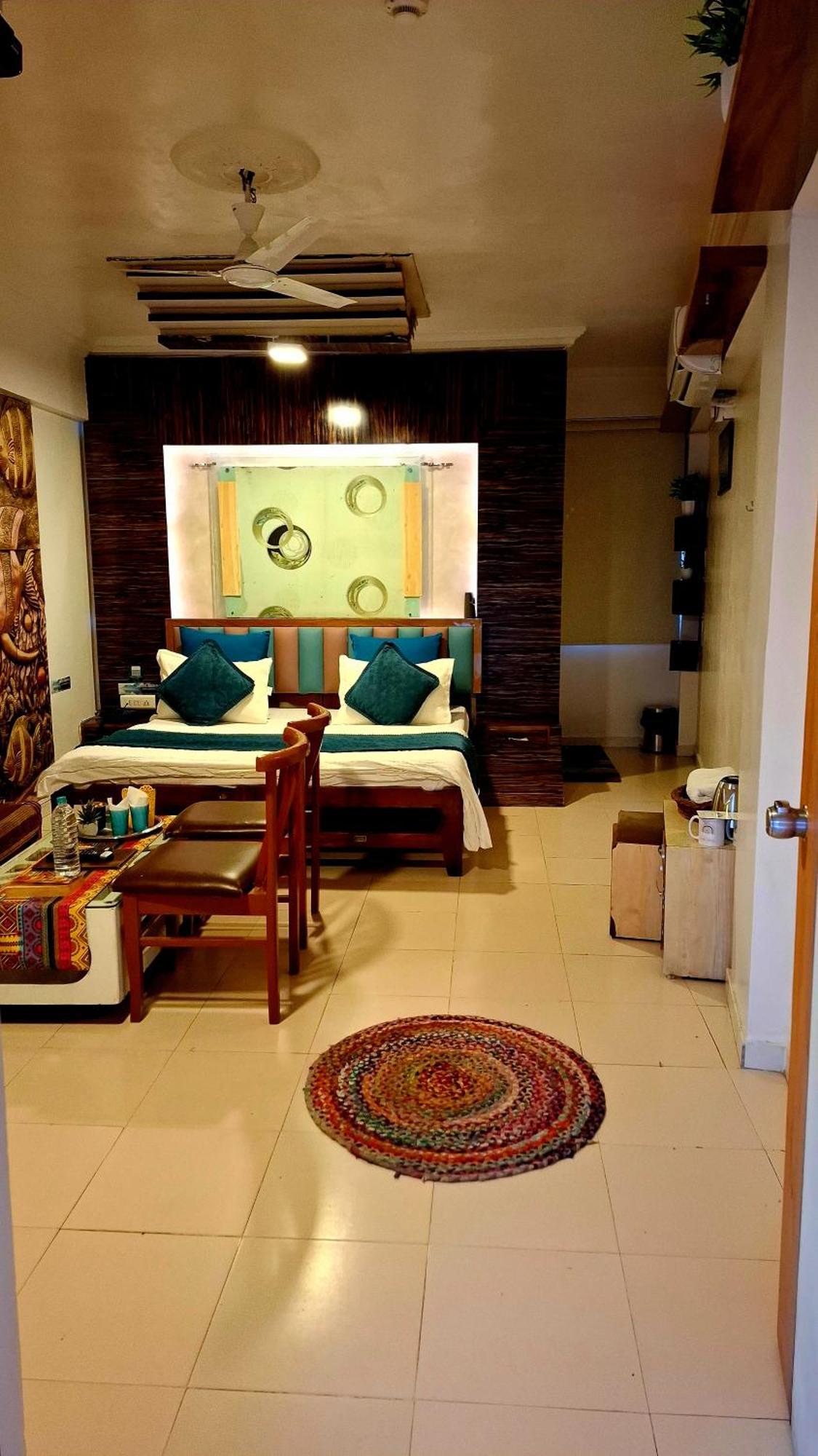 Hotel Krishna อาเมดาบัด ภายนอก รูปภาพ